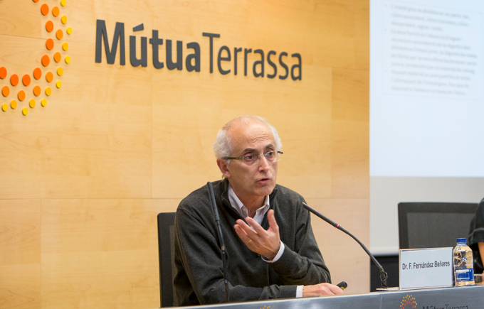 La persistencia de atrofia vellositaria en pacientes celiacos adultos podría deberse a una hipesensibilidad al gluten