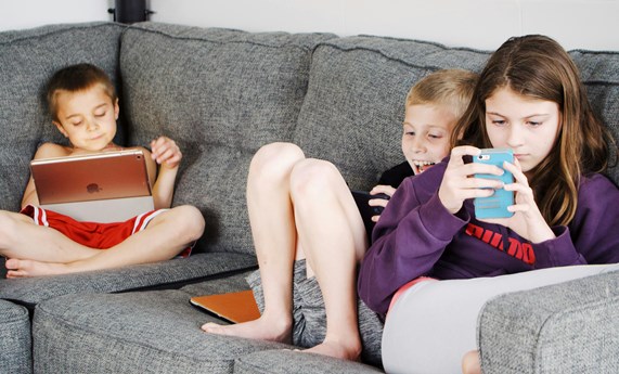 Más pantallas, menos sueño y más problemas emocionales en la infancia temprana Más pantallas, menos sueño y más problemas emocionales en la infancia temprana