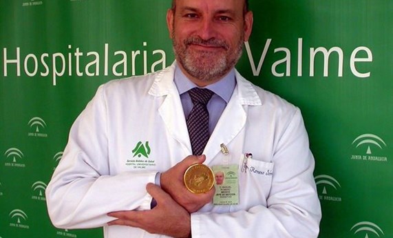 Medalla de Oro de la Sociedad Andaluza de Patología Digestiva para  Manuel Romero Medalla de Oro de la Sociedad Andaluza de Patología Digestiva para  Manuel Romero